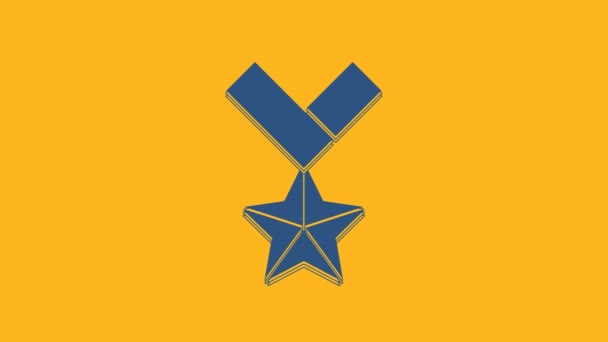 オレンジ色の背景に隔離されたブルーミリタリー報酬メダルアイコン。軍のサインだ。4Kビデオモーショングラフィックアニメーション. - 映像、動画