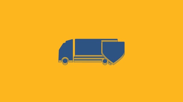 Blue Delivery cargo truck met schild pictogram geïsoleerd op oranje achtergrond. Verzekeringsconcept. Beveiliging, veiligheid, bescherming, bescherming concept. 4K Video motion grafische animatie. - Video