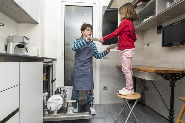 Сім'я спорожнює посудомийну машину
 - Фото, зображення