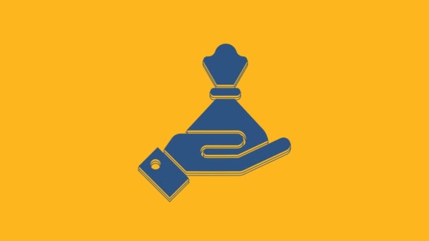 Блакитна рука тримає ікону з грошима, ізольовану на помаранчевому фоні. Dollar або USD символ. Банківський знак готівки. 4K Відеографічна анімація. - Кадри, відео