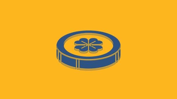 Moneda de oro azul con icono de trébol de cuatro hojas aislado sobre fondo naranja. Feliz día de San Patricio. Animación gráfica de vídeo 4K. - Metraje, vídeo