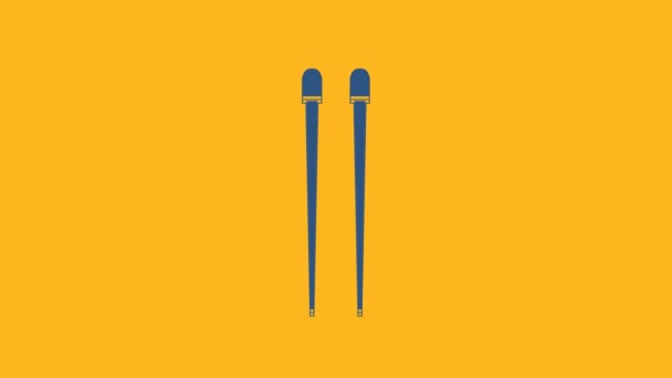 Blue Food Essstäbchen Symbol isoliert auf orangefarbenem Hintergrund. Chinesische Holzstäbchen für asiatische Gerichte. Orientalisches Geschirr. 4K Video Motion Grafik Animation. - Filmmaterial, Video