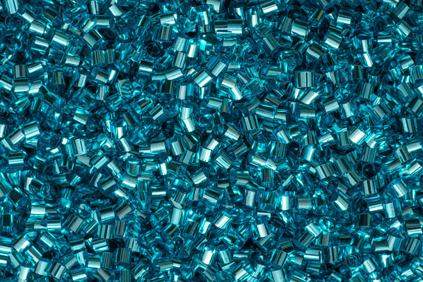 Konfetti zrobione z kawałków folii. Niebieskie metaliczne tło - Zdjęcie, obraz