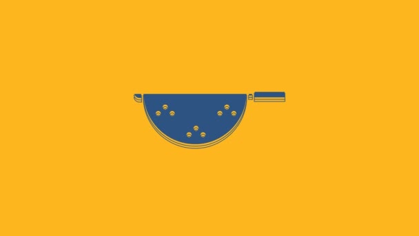 Modrá kuchyně colander ikona izolované na oranžovém pozadí. Nádobí na vaření. Znamení příboru. Grafická animace pohybu videa 4K. - Záběry, video