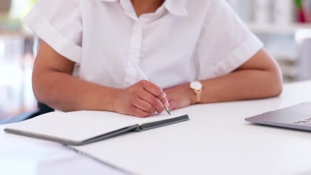 Business woman, hands and notebook writing in office for company planning, διαχείριση χρονοδιαγράμματος ή δημιουργικές ιδέες ημερήσιας διάταξης. Διευθυντής, Διευθύνων Σύμβουλος και εργαζόμενος με σημειώσεις, στυλό ή ημερολόγιο για την αποστολή εκκίνησης. - Πλάνα, βίντεο