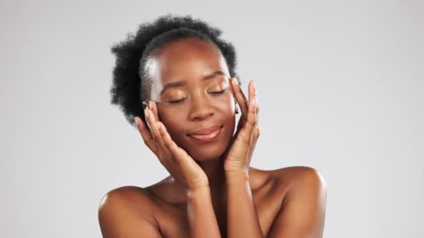 Ομορφιά, περιποίηση δέρματος και αφή με το πρόσωπο της μαύρης γυναίκας για αυτοπεριποίηση, περιποίηση προσώπου ή θεραπεία spa. Ευεξία, καλλυντικά και λάμψη με μοντέλο αυτοπεποίθησης, κοσμετολογίας ή φυσικής απομόνωσης σε λευκό φόντο. - Πλάνα, βίντεο