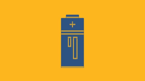 Синий значок батареи выделен на оранжевом фоне. Символ молнии. Видеографическая анимация 4K. - Кадры, видео
