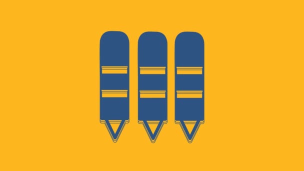 Синие восковые карандаши для рисования иконки на оранжевом фоне. Видеографическая анимация 4K. - Кадры, видео