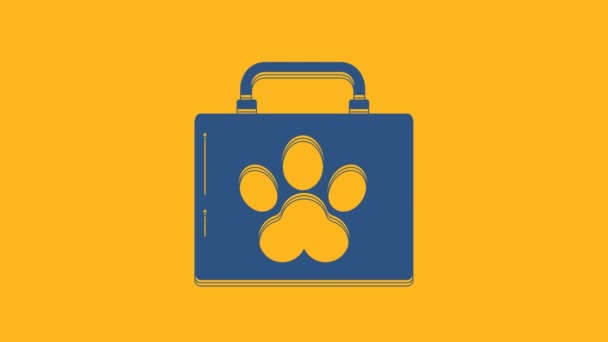 Blue Pet Verbandskasten Symbol isoliert auf orangefarbenem Hintergrund. Pfotenabdruck für Hund oder Katze. Klinikbox. 4K Video Motion Grafik Animation. - Filmmaterial, Video