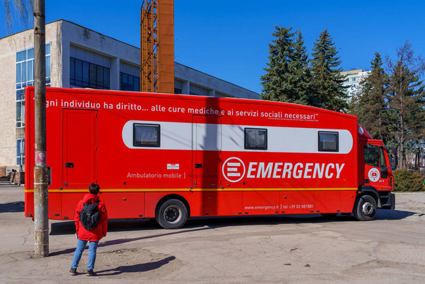 28 марта 2022 года Бельцы Молдова Мобильная больница на колесах. Красный грузовик. - Фото, изображение
