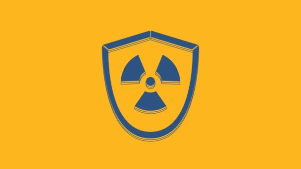 Azul Radioactivo en el icono del escudo aislado sobre fondo naranja. Símbolo tóxico radiactivo. Señal de peligro de radiación. Animación gráfica de vídeo 4K. - Imágenes, Vídeo