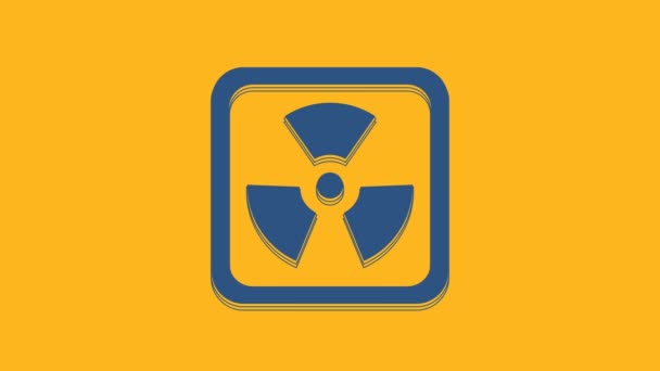 Kék Radioaktív ikon elszigetelt narancssárga alapon. Radioaktív mérgező szimbólum. Sugárzási veszély jele. 4K Videó mozgás grafikus animáció. - Felvétel, videó