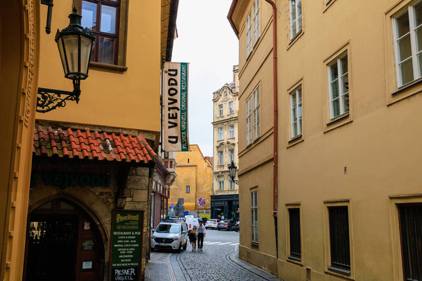 25 серпня 2022 року Прага, Чехія. Вузькі затишні вулиці з класичною архітектурою. Тло з вибірковим фокусом і копіюванням простору для тексту - Фото, зображення