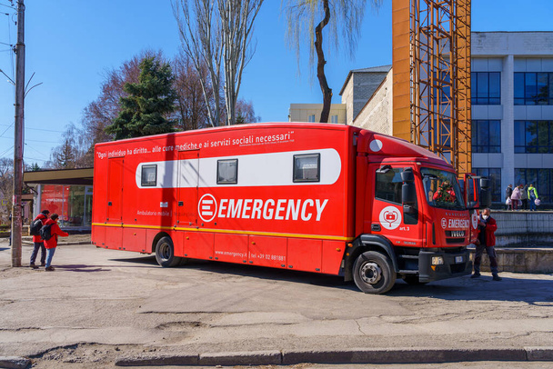 28 marzo 2022 Balti Moldova Ospedale mobile su ruote. Camion rosso ambulanza. - Foto, immagini