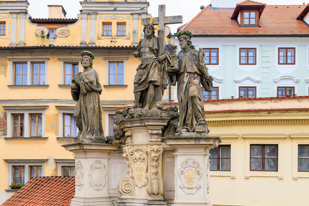 24 августа 2022 года Прага, Чехия. Антикварные скульптуры на Карловом мосту. Фон с копировальным пространством - Фото, изображение