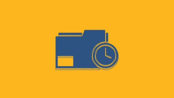 Sininen asiakirja kansio kellon kuvake eristetty oranssi tausta. Dokumentti ja lähtölaskenta, määräaika, aikataulu, suunnittelusymboli. 4K Video motion graafinen animaatio. - Materiaali, video