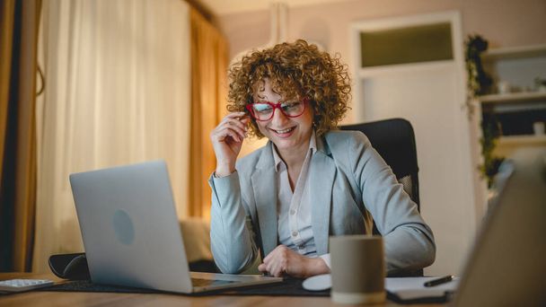 Eine Frau kaukasischen weiblichen Arbeit, während am Schreibtisch sitzen Laptop verwenden Unternehmerin oder Managerin Anwalt arbeiten in der Nacht zuversichtlich Vorbereitung Strategie glücklich Lächeln machen Plan echte Menschen kopieren Raum - Foto, Bild