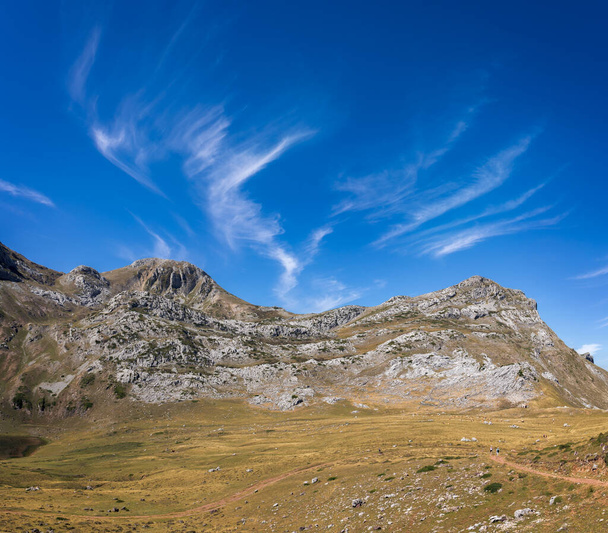 Une chaîne de montagnes majestueuse dans le parc naturel de Somiedo, les Asturies entourées de ciel bleu et de nuages pelucheux - un exemple magnifique de beauté de la nature. - Photo, image