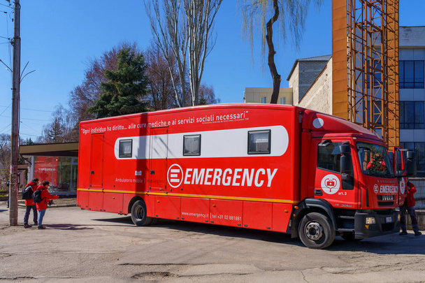 28 marzo 2022 Balti Moldova Ospedale mobile su ruote. Camion rosso ambulanza. - Foto, immagini