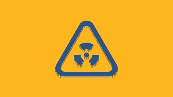 Značka Modrý trojúhelník s ikonou symbolu záření izolovanou na oranžovém pozadí. Grafická animace pohybu videa 4K. - Záběry, video