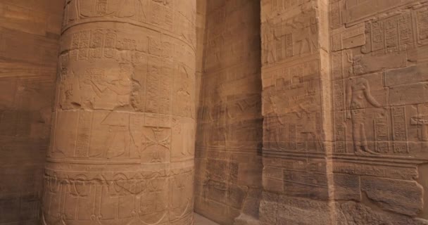 Uvnitř chrámu Philae, Aswan, horní Egypt - Záběry, video