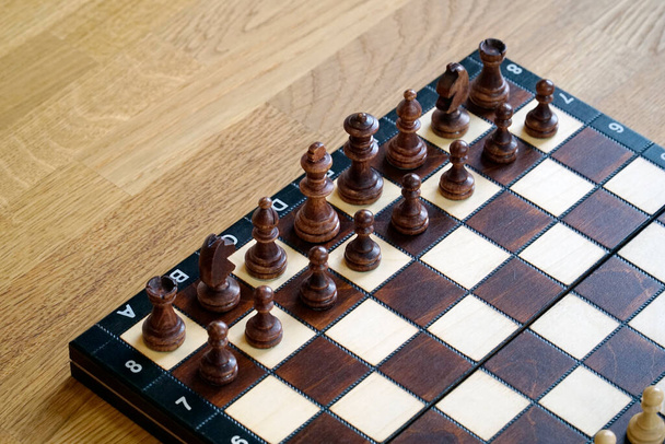 Piezas de ajedrez en blanco y negro en un tablero - Foto, Imagen