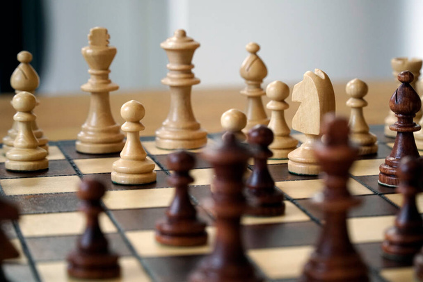 Черно-белые шахматные фигуры на доске - избирательный фокус - Фото, изображение