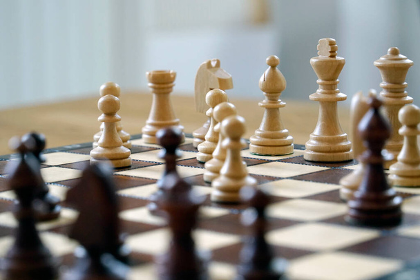 Piezas de ajedrez en blanco y negro en un tablero - enfoque selectivo - Foto, Imagen