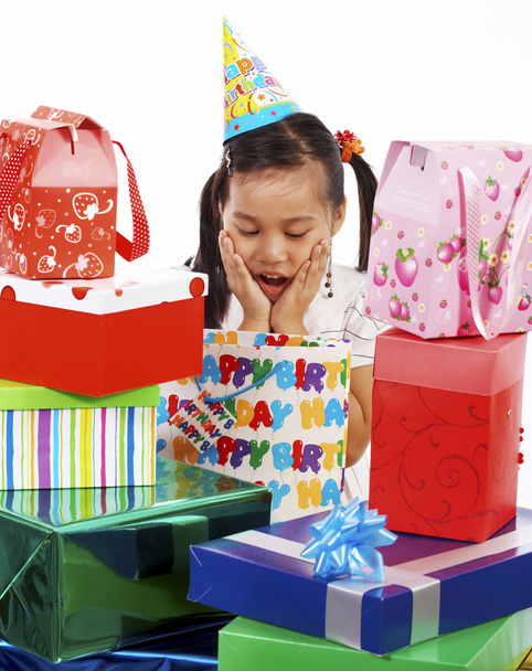 Fille recevant de nombreux cadeaux d'anniversaire
 - Photo, image