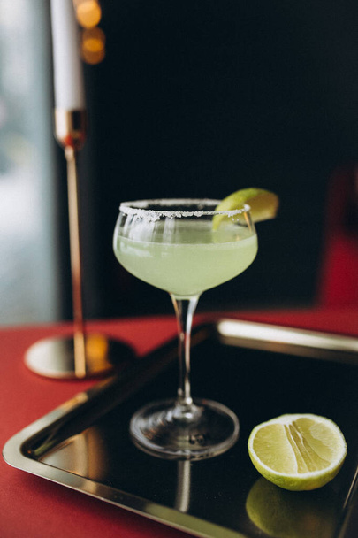 cocktail com limão e gelo no balcão do bar - Foto, Imagem