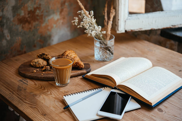 Απολαμβάνοντας άνετη ανάγνωση και καφέ στο σπίτι. - Φωτογραφία, εικόνα