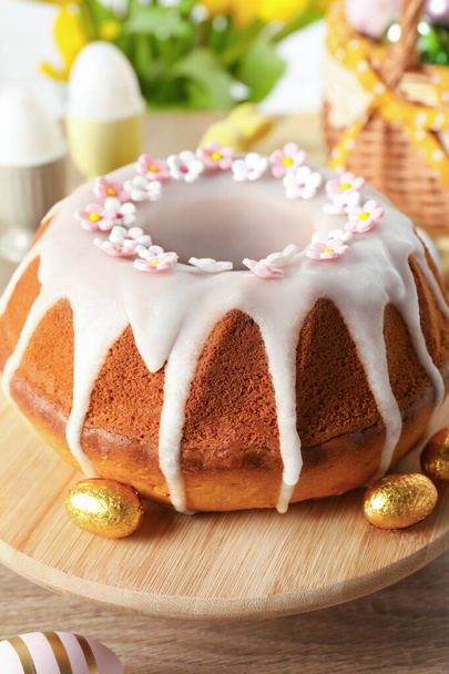 Delicious Easter cake decorated with sprinkles on wooden table - Foto, Bild