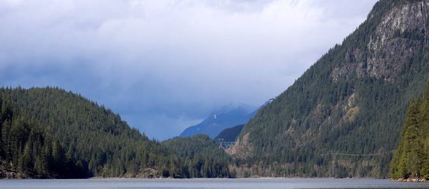 カナダのカスカディア山脈で曇りの午後 - 写真・画像