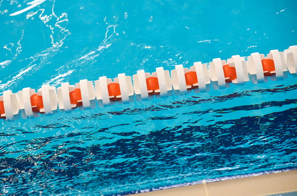 Piscina coperta olimpionica per nuotare - Foto, immagini