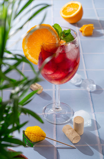 Tinto de Verano or vino de verano, Red wine Spanish cocktail with orange. Refreshment acoholic drink sangria. Summer Cool iced alcohol beverage - Foto, immagini