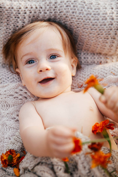 Yeni doğan çocuk doğada bir karyolada - Fotoğraf, Görsel