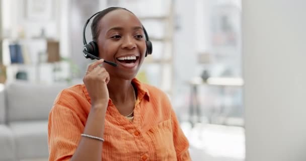 Trabajo remoto, comunicación o mujer negra en un centro de llamadas de telemarketing, servicio al cliente o soporte técnico. Micrófono, CRM o agente de ventas hablando, consultando o ayudando a los clientes en la oficina en el hogar. - Metraje, vídeo