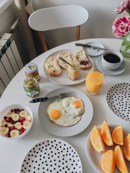 Frühstück mit einer Tasse Kaffee und einem Glas Milch auf dem Tisch - Foto, Bild