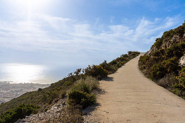 Wandern auf dem Weg zum Berg Calamorro in der Nähe von Malaga an der Costa del Sol in Spanien - Foto, Bild