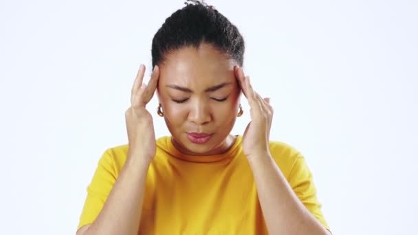 Stres, zmęczona i czarna kobieta z bólem głowy odizolowana na białym tle w studiu. Wypalenie, chora i afrykańska dziewczyna masuje swoją świątynię dla migreny, dyskomfortu i zdrowia psychicznego na tle. - Materiał filmowy, wideo