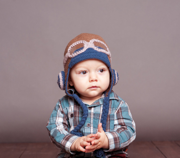 Pieni poika neulottu lentäjä hattu
 - Valokuva, kuva
