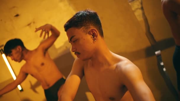 eine Gruppe schwuler Männer posiert und tanzt ohne Kleidung und leere Mienen in einem alten Gebäude - Filmmaterial, Video
