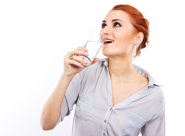 Happy young girl with a glass of water. A glass of water. Healthy life. Red-haired girl - Foto, Imagem