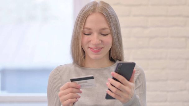 Portrait of Woman Shopping Online with Phone - Foto, Bild