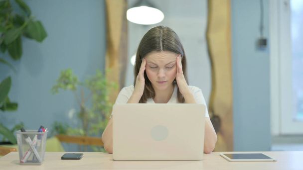 Mladá žena bolela hlavy při práci s laptopem - Fotografie, Obrázek