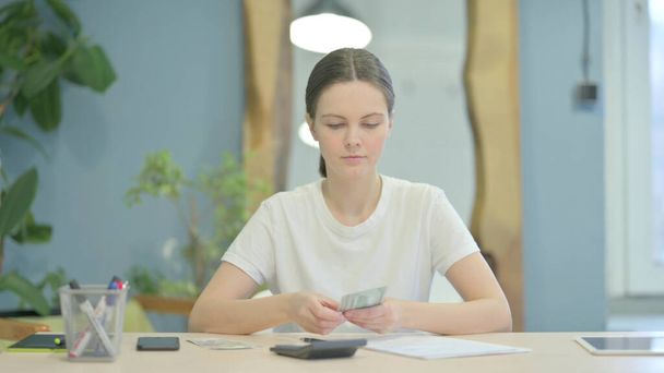 Young Woman Doing Calculations at Work - Foto, Imagen