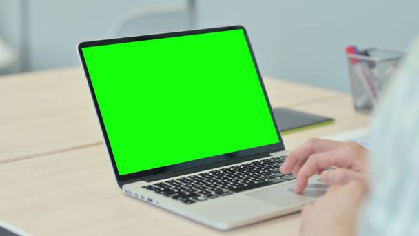 緑の画面のラップトップを使用して男 - 写真・画像