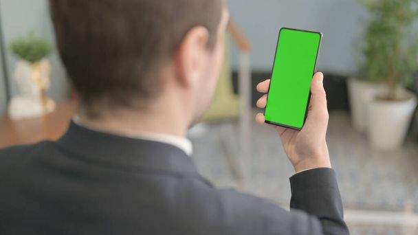 Empresario usando Smartphone con pantalla verde - Foto, Imagen