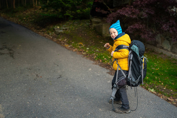 Mój syn stoi w obliczu dużego plecaka od ojca. Polskie góry - Zdjęcie, obraz
