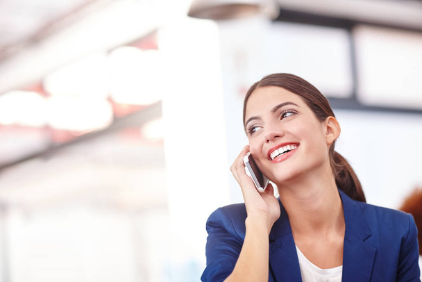 Thats great to Hear. an attractive young businesswoman talking on her cellphone - Foto, Imagen